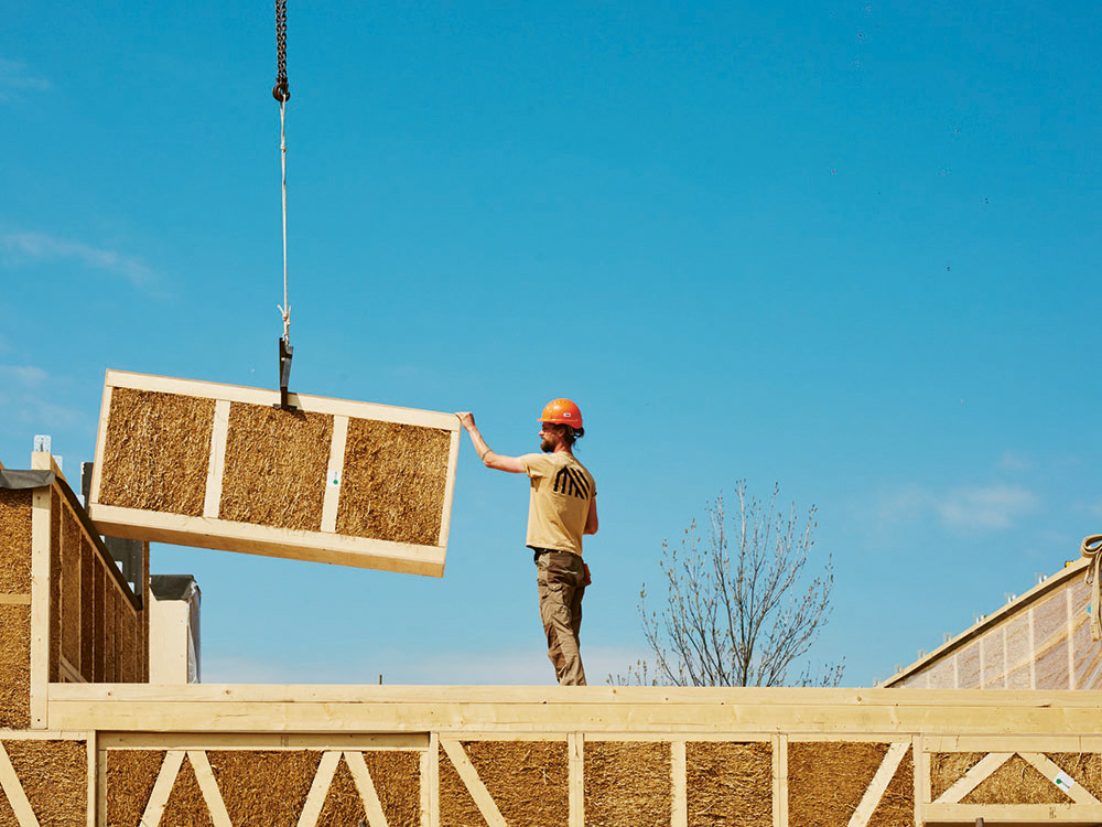 Klimafreundliche Alternative: Bauen mit vorfabrizierten Elementen aus Stroh. (Quelle: Ecococon)