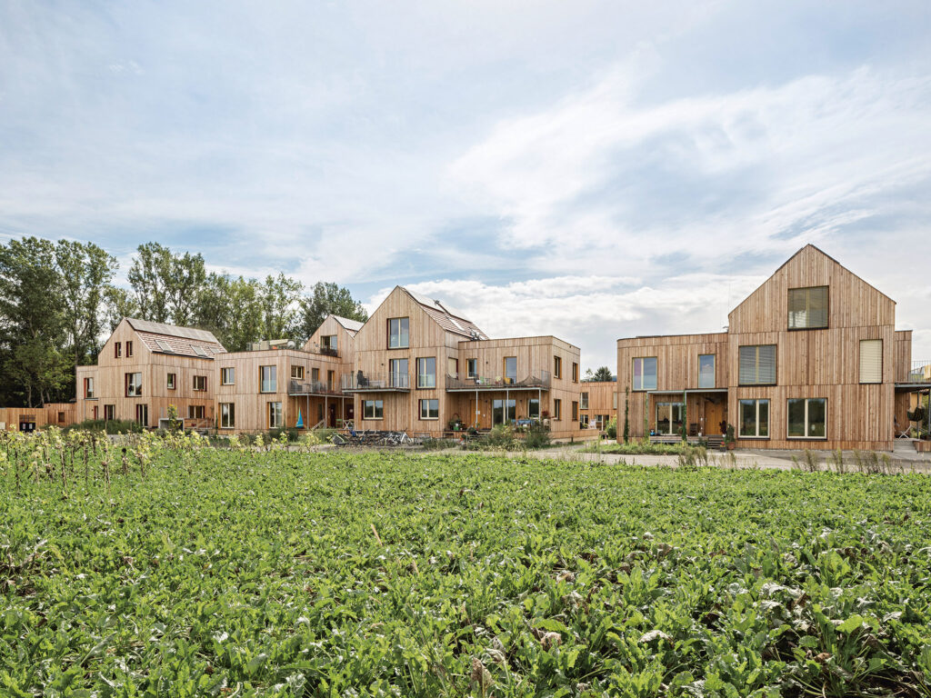 Das Wohnprojekt Auenweide, eine alternativ finanzierte, ökosoziale Siedlung nordwestlich von Wien, ist eines der im Buch vorgestellten Projekte. (Foto: Hertha Humaus)