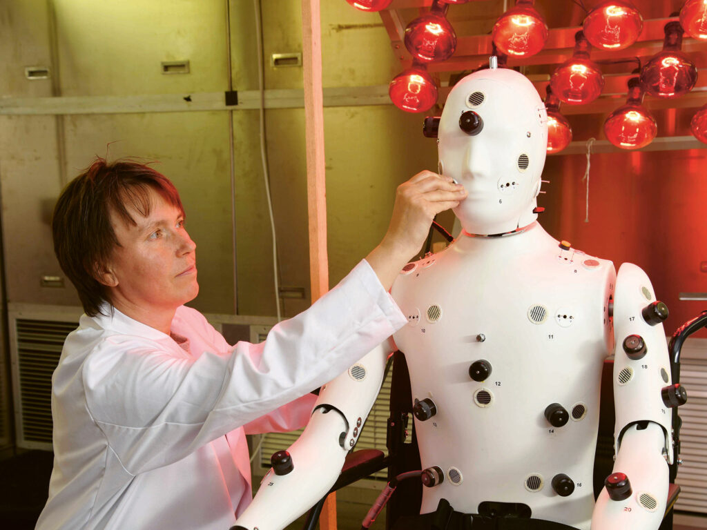 Empa-Forscherin Agnes Psikuta positioniert Manikin HVAC für die Datenmessung in der Klimakammer.