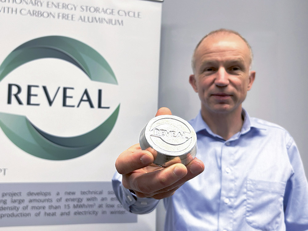 SPF-Forschungsleiter Michel Haller mit einer Aluminium-Probe, die von den isländischen Partnern ohne CO2-Emissionen hergestellt wurde. (Bild: SPF)