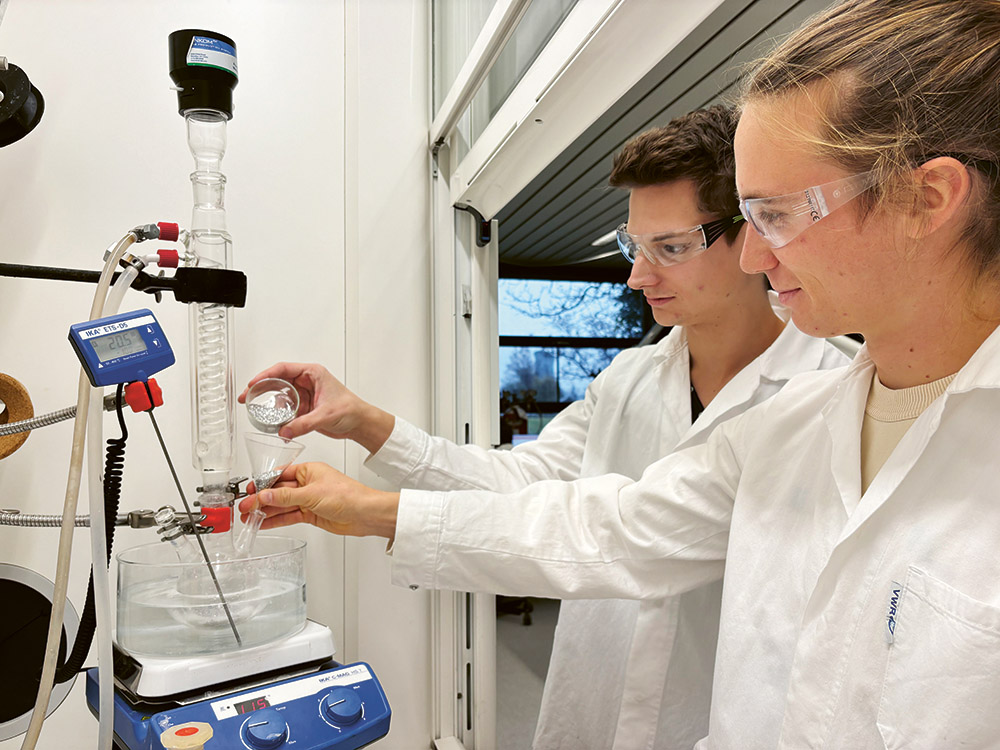 Studierende der OST ermitteln im Rahmen von Semester- und Diplomarbeiten die Reaktionsfreudigkeit von Aluminium-Granulat und den dabei entstehenden Wasserstoff. (Foto: OST)