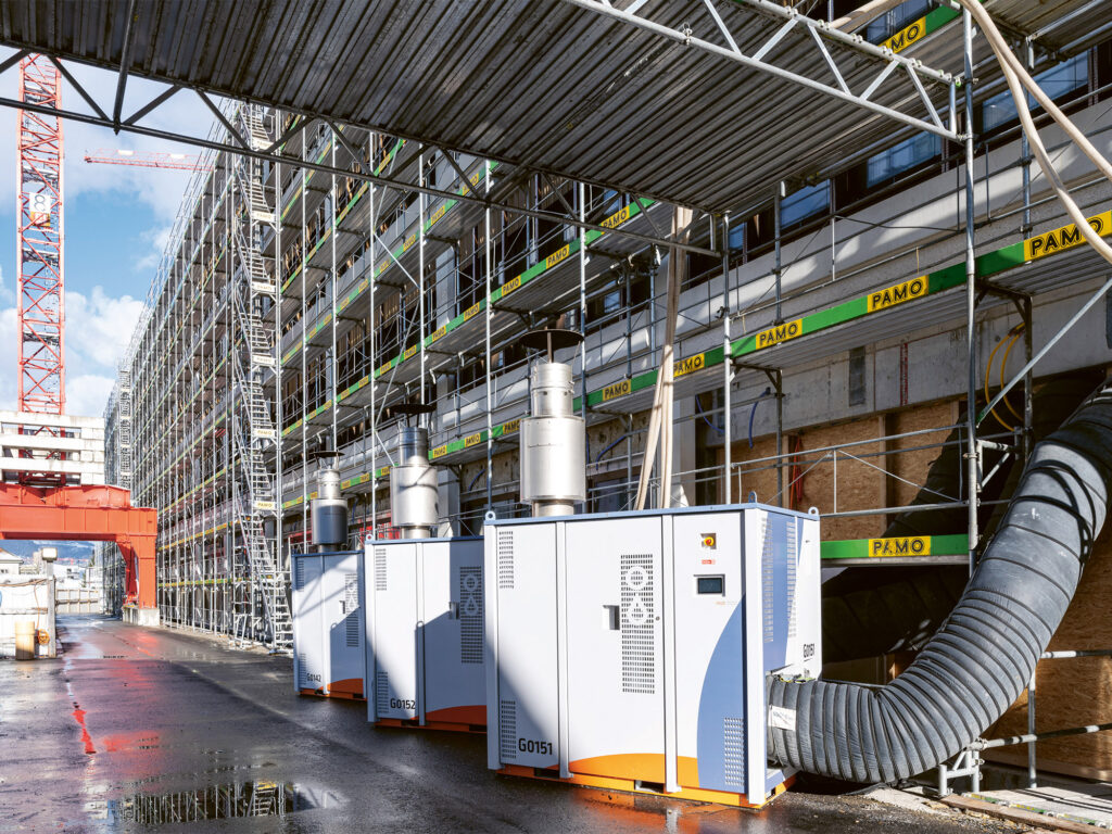 14 mobile Pellet-Heizungen wärmten mit modulierender Technik die gigantische Gebäudefläche von rund 17 Fussballfeldern.