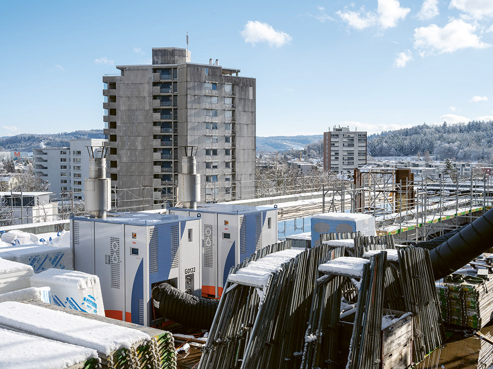 Fünf der grossen Heizmodule vom Typ G200 wurden auf dem Dach des Sockelbaus platziert.