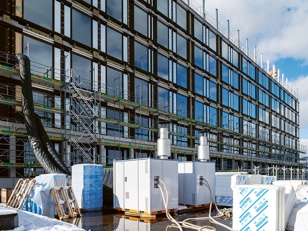 Dank der hohen Saugleistung der Module war es möglich den Brennstoff zwanzig Meter hoch aufs Dach des Sockelbaus zu fördern.