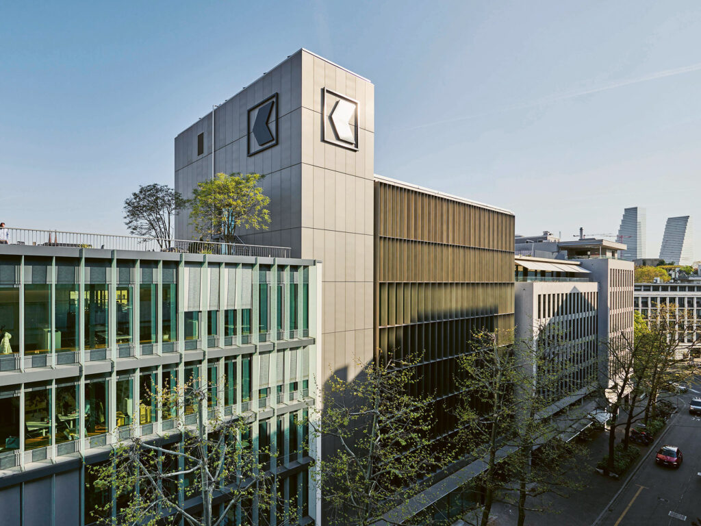 Der sanierte Bürobau nähert sich in der Gestaltung der Eckliegenschaft im Vordergrund an.