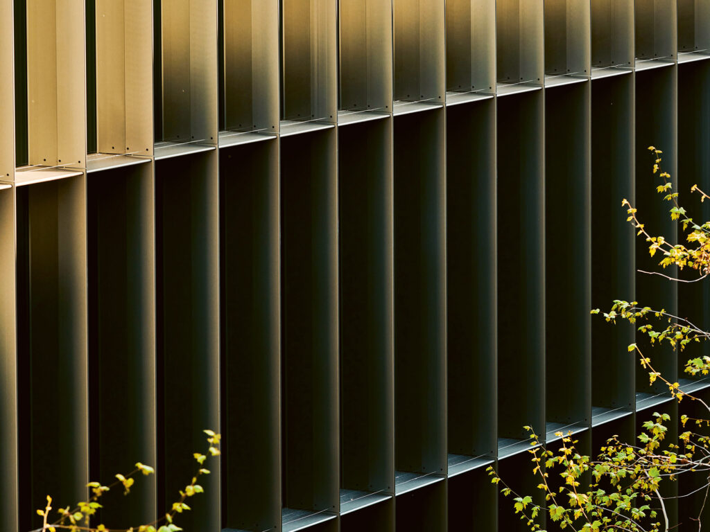 Die Lamellen der vorgehängten Fassade haben eine Tiefe von rund 30 Zentimetern.