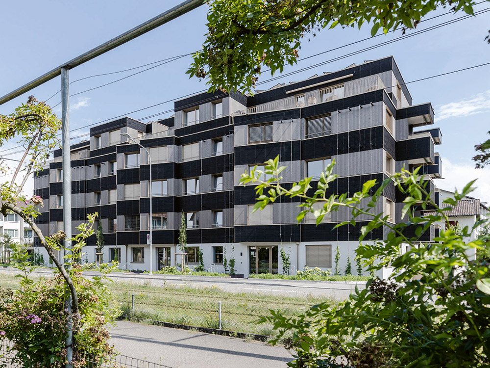 Die Fassade an der Winterthurerstrasse wird durch Erker gegliedert, die leicht nach Süden abgedreht sind.
