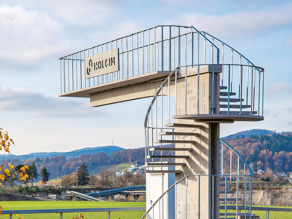 Die Bridge to the Future im Holcim-Werk Hüntwangen ist das erste Bauwerk, das durch eine Kombination aus dem klinkerfreien Zement in hochfestem Beton und der Verwendung von vorgespannten Carbonfasern maximal CO2-reduziert ist. (Quelle: Holcim)