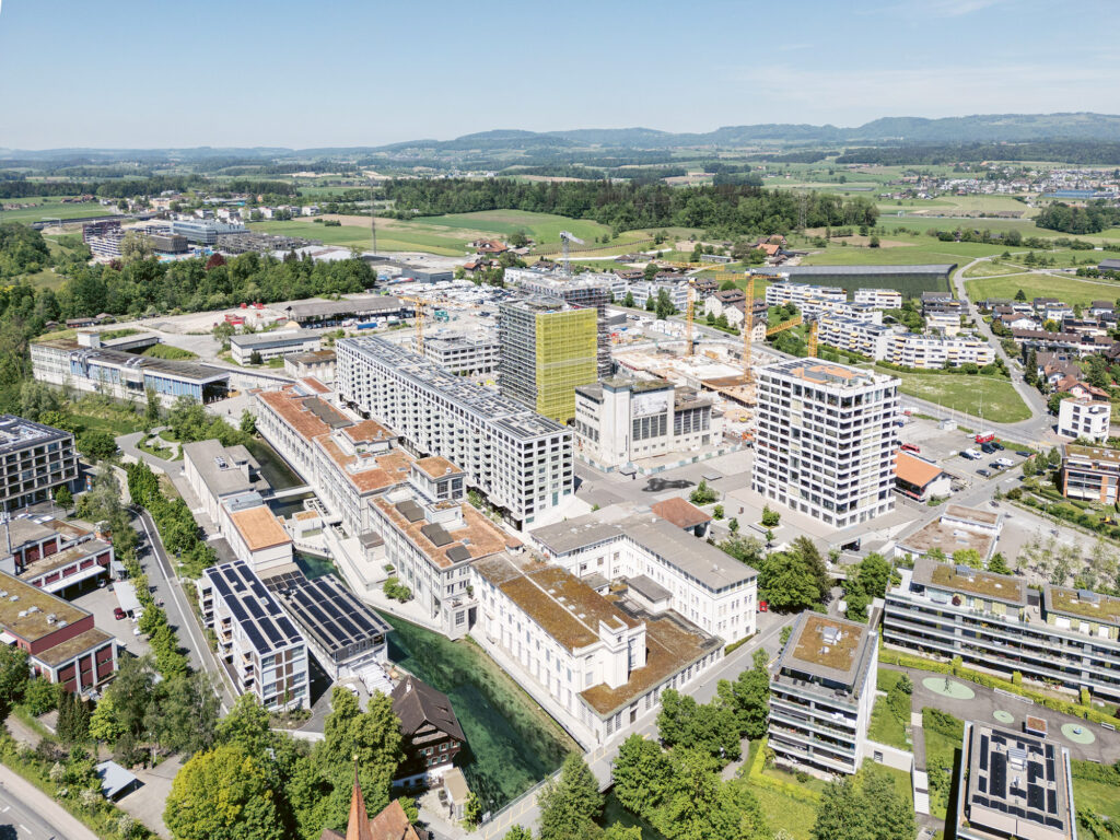 Das Papieri-Areal erstreckt sich entlang der Lorze. Es umfasst Neu- und Bestandesbauten. Photovoltaik leistet einen wesentlichen Beitrag an die Stromversorgung.