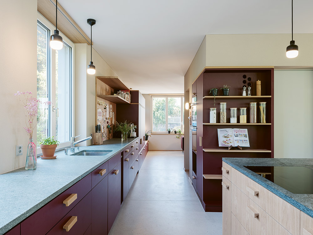 Die Materialisierung im Innenausbau setzt auf langlebige, lokal verfügbare und unbehandelte Materialien.