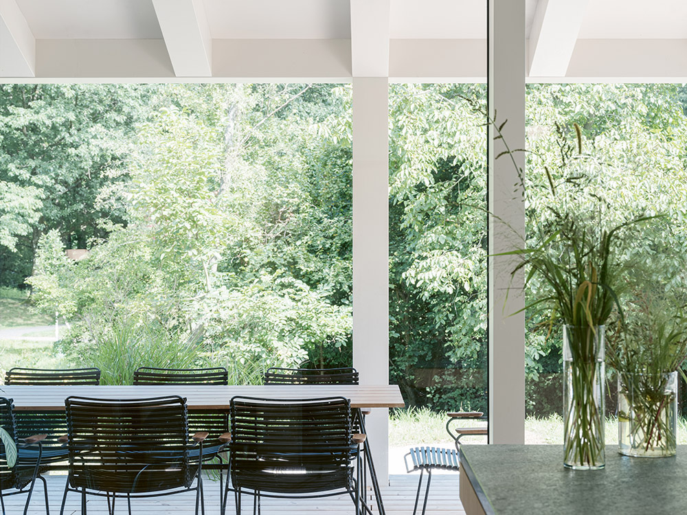 Den beiden Gebäudeseiten im Süden und Norden sind über die gesamte Gebäudebreite Veranden vorgelagert.