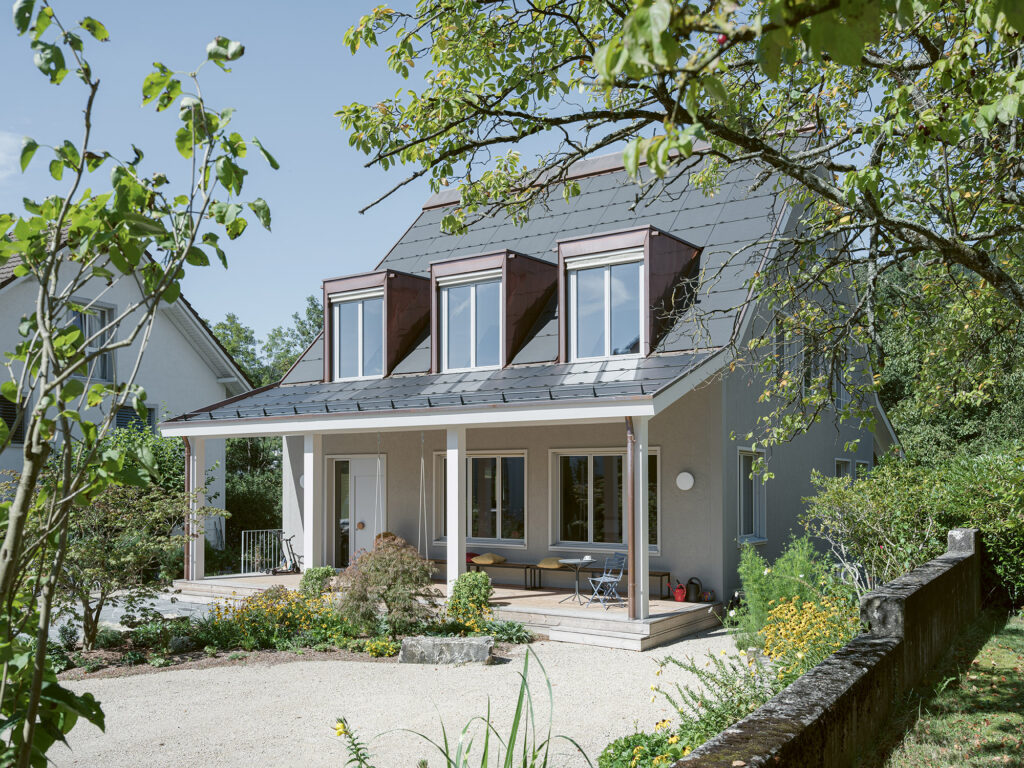 Das Dach des Einfamilienhauses in der Kernzone von Wettingen ist vollständig mit Solarmodulen eingedeckt.